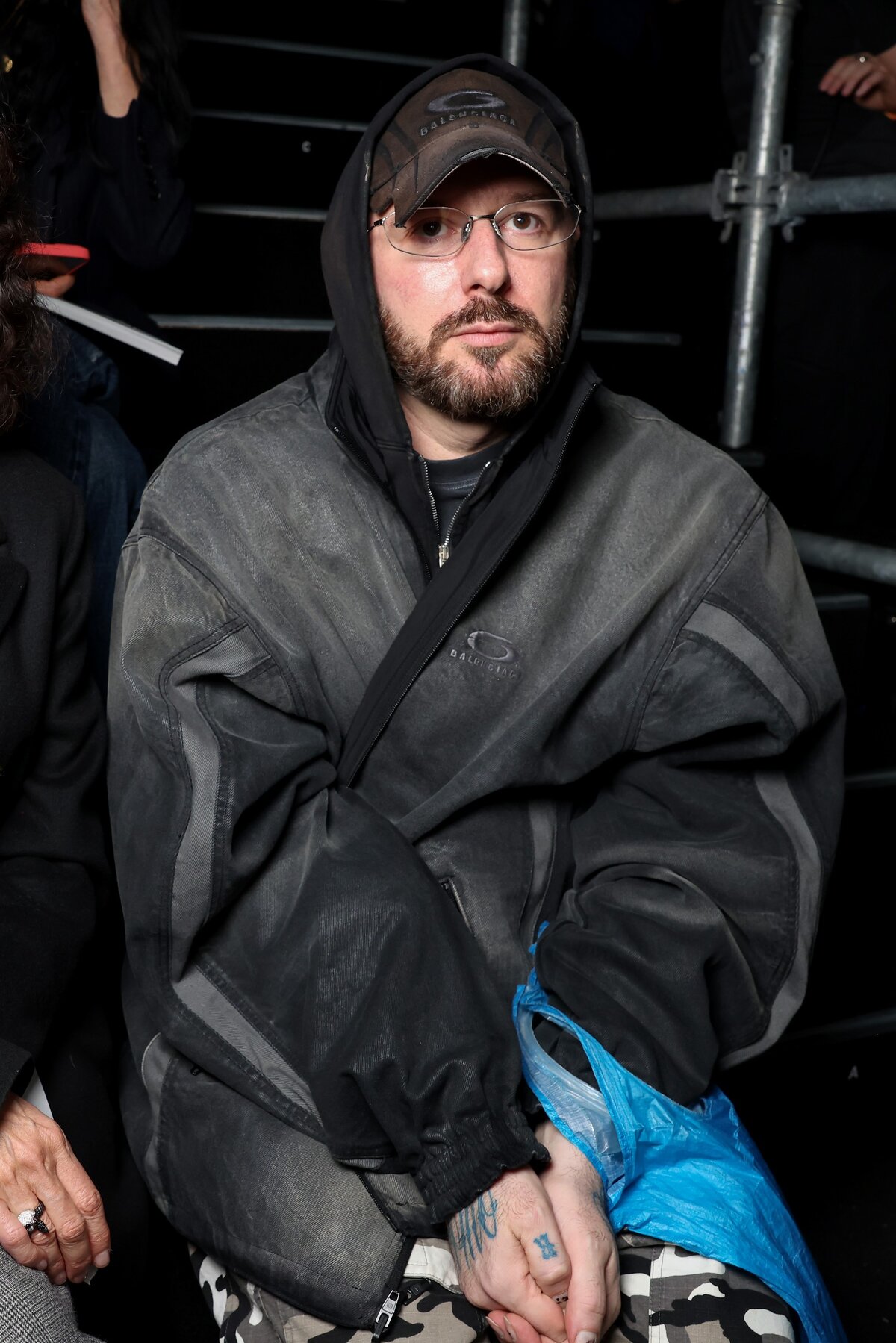 Párizs, Franciaország - JANUÁR 29.: Demna Gvasalia részt vesz a Vertigineux, a Valentino Haute Couture 2025 tavaszi-nyári bemutatóján a Párizsi Divathét keretében 2025. január 29-én Párizsban, Franciaországban. (Fotó: )