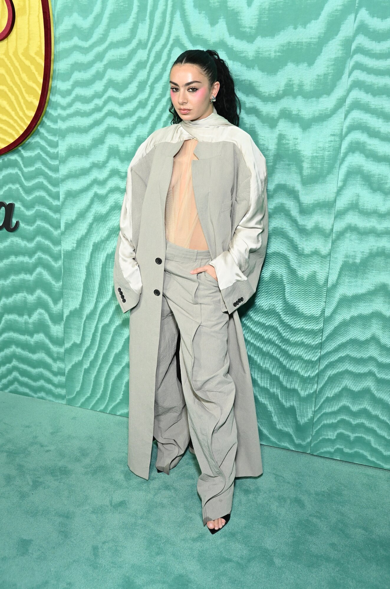 LOS ANGELES, KALIFORNIA - FEBRUÁR 01.: Charli XCX énekesnő részt vesz a 2024 Warner Music Group Pre-GRAMMY Partyján a Citizen News Hollywoodban, Los Angelesben, Kaliforniában 2024. február 1-jén. (Fotó: Michael Tullberg/FilmMagic)