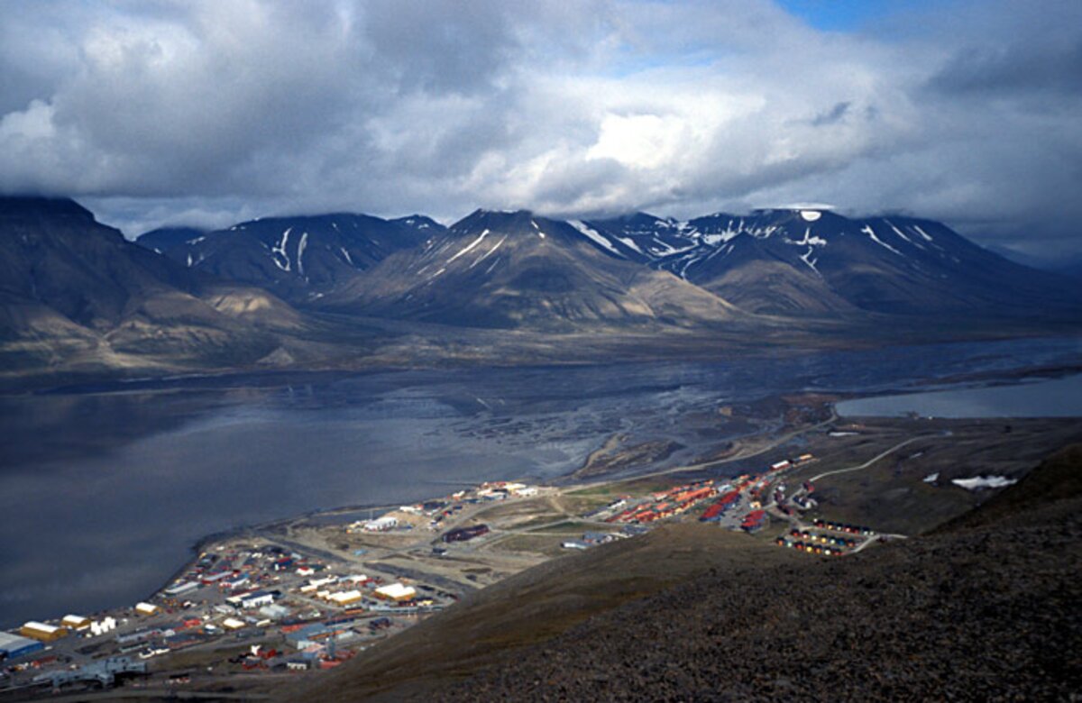 Longyearbyen a Norvégiához tartozó Spitzbergák (Svalbard) legnagyobb települése és egyben székhelye. Lakosságának többsége norvég és orosz. A nevét „John Munro Longyear“ amerikai üzletemberről kapta, a norvég „byen” szó várost jelent. Az 1990-es évek elejéig a szénbányászat adta a legtöbb munkahelyet Longyearbyenben, és a hétköznapi életben is minden a bányászatban rejlő üzlet köré csoportosult. Manapság már számos tevékenység és lehetőség közül választhatnak a közösség lakói: többek között egy úszócsarnok, egy mászófal, egy nagy sportcsarnok, egy élelmiszerbolt, három pubszerű klub, három hotel, egy kemping, egy templom egy mozi (vasárnaponként) és egy éjszakai diszkó is a rendelkezésükre áll, nem beszélve a turistákat megcélzó számos ajándékboltról.
