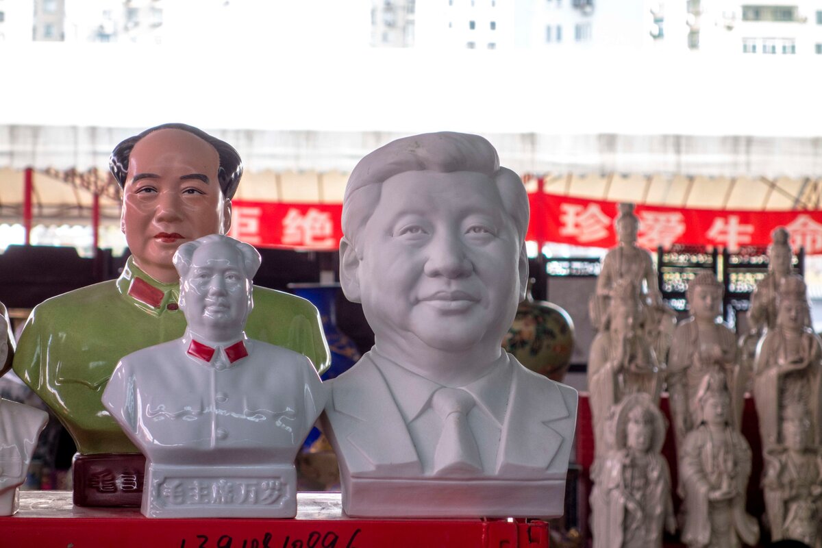 Mao Ce-tung és Hszi Csin-ping porcelánszobra egy standon a pekingi Pancsiajüan piacon.
