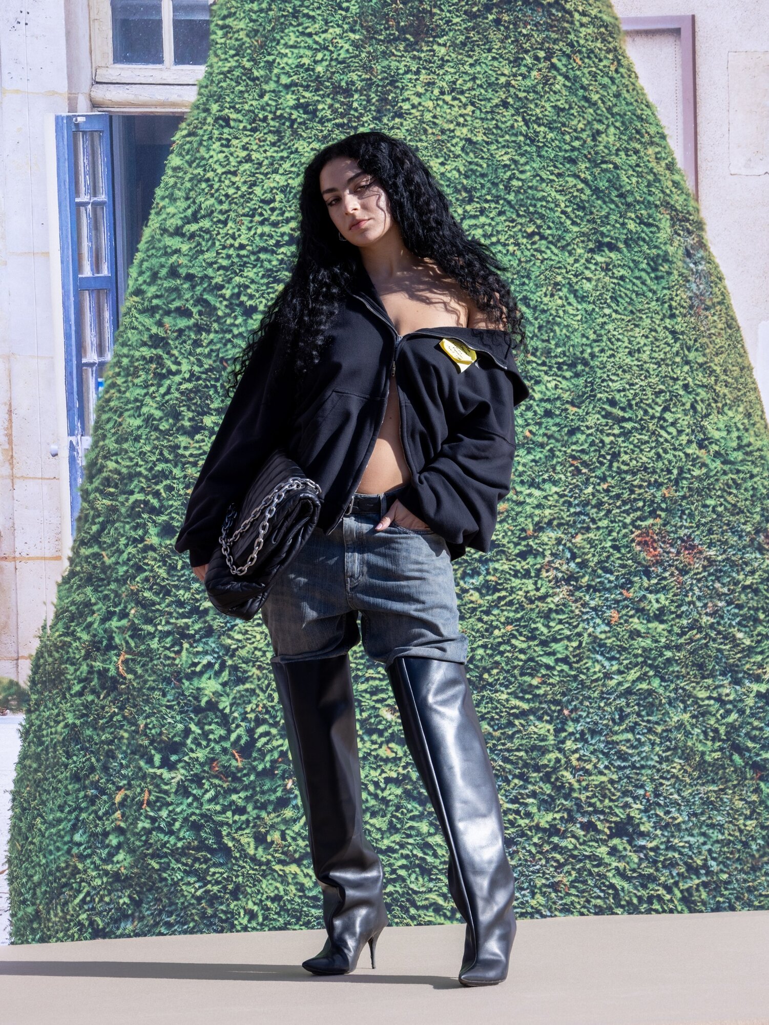 Párizs, Franciaország - Október 01.: Charli XCX részt vesz a Balenciaga Womenswear Spring/Summer 2024 bemutatóján a Párizsi Divathét keretében 2023. október 01-én Párizsban, Franciaországban. (Fotó: Arnold Jerocki/Getty Images)