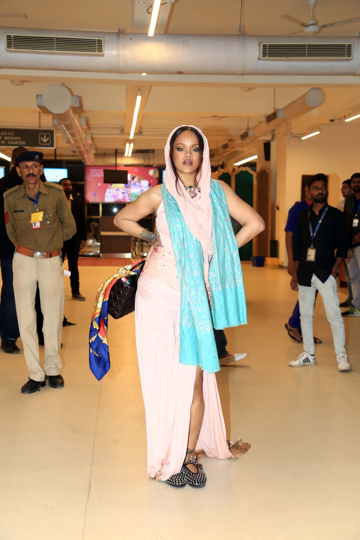 MUMBAI, INDIA - MÁRCIUS 1.: Rihanna a mumbai repülőtéren 2024. március 1-jén Mumbaiban, Indiában. (Fotó: MEGA/GC Images)