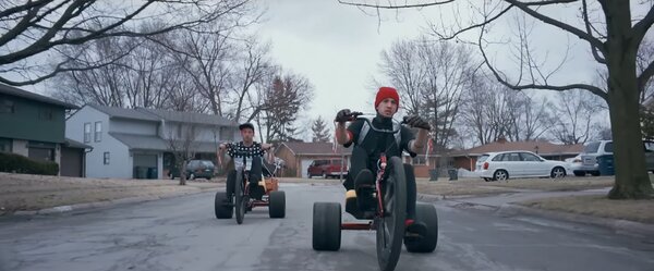 A twenty one pilots vicces bicikliken, de melyik dalhoz készült is ez a klip?