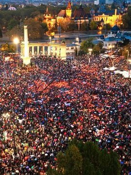 A Tisza Párt rendezvénye majdnem kétszer akkora tömeget vonzott, mint a Fidesz Békemenete - állítja a szociológus kutatása