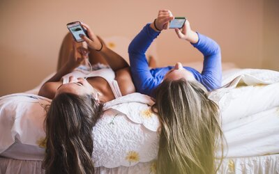 A félműszaknyi tiktokmaratonok és a cseten koldult erotikus fotók sem ritkák a magyar tizenéveseknél egy felmérés szerint