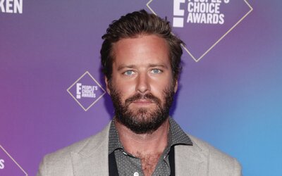 A kannibalizmussal vádolt Armie Hammer egy új podcast által próbálja tisztára mosni a hírnevét