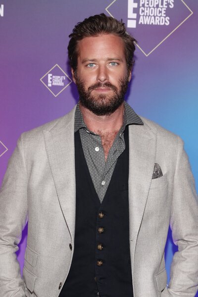 A kannibalizmussal vádolt Armie Hammer egy új podcast által próbálja tisztára mosni a hírnevét