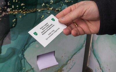 A kultúra mindenkié: gombnyomásra kaphatunk verset egy budapesti buszmegállóban
