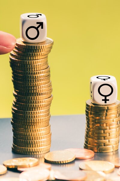 A mai naptól kezdve a nők mintha nem kapnának fizetést az év végéig, 2026-tól viszont fordulat jöhet a bérkülönbségekben