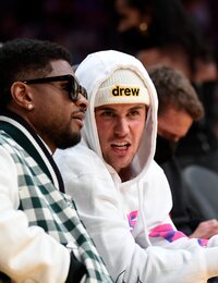 A rajongók aggódtak a kapcsolatuk miatt, de Usher tisztázta, Justin Bieber miért nem lépett fel vele a Super Bowlon
