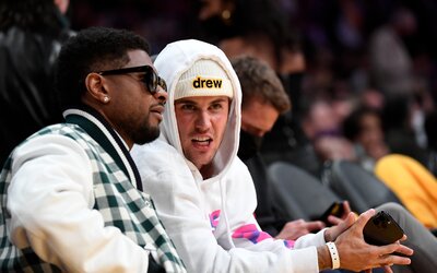 A rajongók aggódtak a kapcsolatuk miatt, de Usher tisztázta, Justin Bieber miért nem lépett fel vele a Super Bowlon