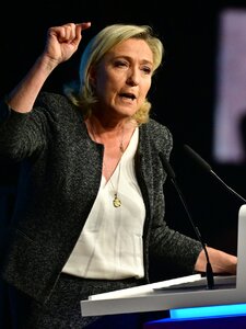 A szélsőjobb tűnik befutónak a francia időközi választások első fordulójában