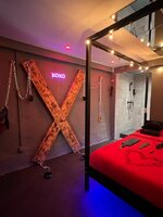 Airbnb felnőtteknek: BDSM-játékok, falra szerelt keresztek, dildók és kalodák is vannak a legpajkosabb szállásokon