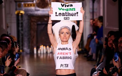 Állatjogi aktivisták zavarták meg Victoria Beckham bemutatóját a párizsi divathéten