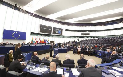 Az EU legnagyobb bővítésének, többek között Magyarország csatlakozásának 20. évfordulójára bontott pezsgőt az Európai Parlament