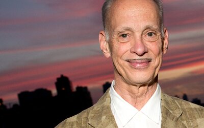 Az amerikai filmes underground isteneként is aposztrofált John Waters Budapestre jön