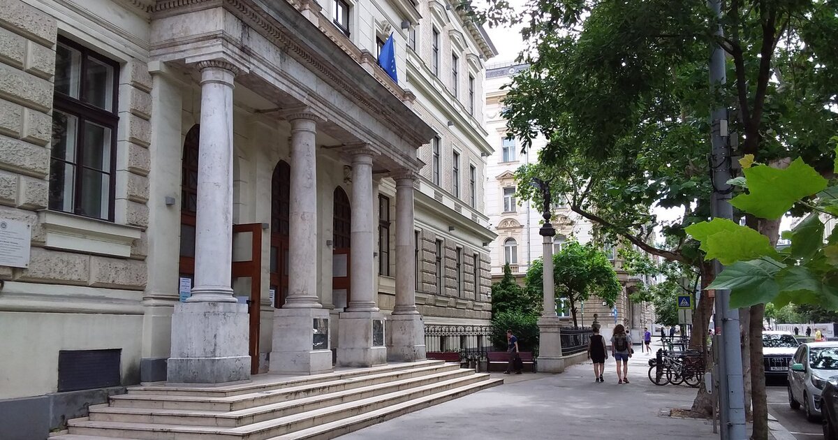 Az intézmény vezetóségének döntései ellen tüntettek a Budapesti Gazdaságtudományi Egyetem hallgatói