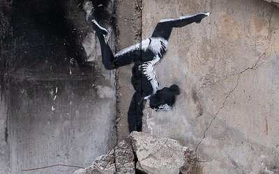 Banksy Ukrajnában járt, és egy romos épületre fújta fel legújabb graffitijét
