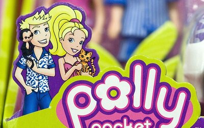 Barbie után Polly Pocket: A Csajok és az Emily Párizsban főszereplői készítik a Mattel következő kasszasikerét