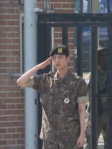 Befejezte katonai szolgálatát a BTS tagja, hamarosan ezer szerencsés rajongót ölelget meg