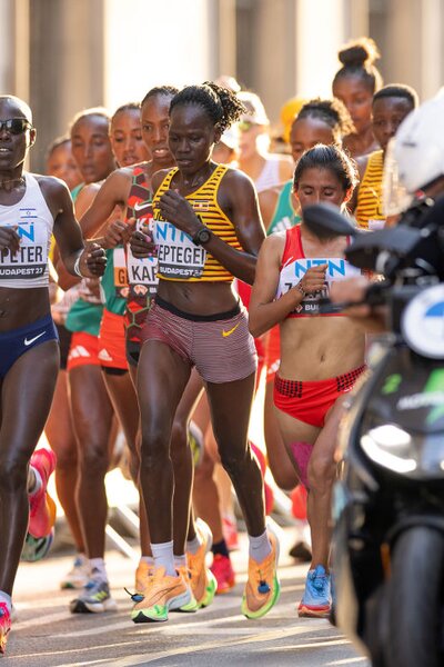 Belehalt sérüléseibe Rebecca Cheptegei, a benzinnel leöntött és felgyújtott olimpikon