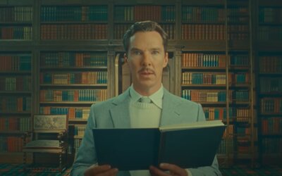 Benedict Cumberbatch babakék öltönyben fosztja ki a kaszinókat – megérkezett Wes Anderson legújabb filmjének előzetese