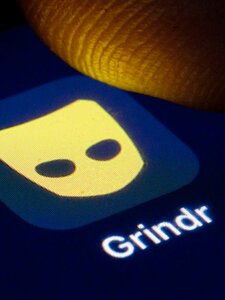 Beperlik a Grindr appot, hirdetőknek adhatta ki a felhasználók HIV-státuszát a randialkalmazás