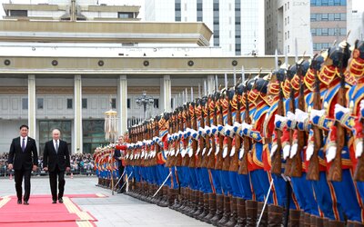 Bilincs helyett vörös szőnyeggel várták Putyint Mongóliában