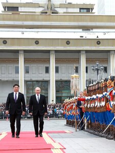 Bilincs helyett vörös szőnyeggel várták Putyint Mongóliában