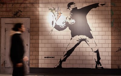 Bolti tolvajok, figyelem! Banksy háborút indít a londoni Guess ellen