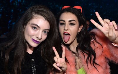 Brat-történeti pillanat: Charli XCX és Lorde együtt adta elő a színpadon a nyár egyik slágerét