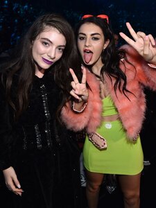 Brat-történeti pillanat: Charli XCX és Lorde együtt adta elő a színpadon a nyár egyik slágerét