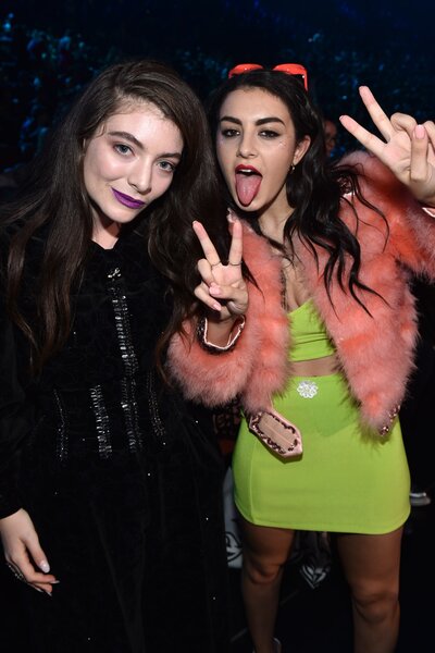 Brat-történeti pillanat: Charli XCX és Lorde együtt adta elő a színpadon a nyár egyik slágerét