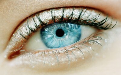 Brit tudósok megállapították, miben lehet jobb az, akinek kék a szeme