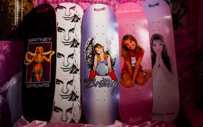 Britney Spearst ünnepli a Welcome Skateboards legújabb kollekciója