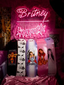 Britney Spearst ünnepli a Welcome Skateboards legújabb kollekciója