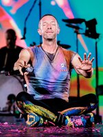 Budapesti koncertjei között a Duna-parton flangált a Coldplay énekese