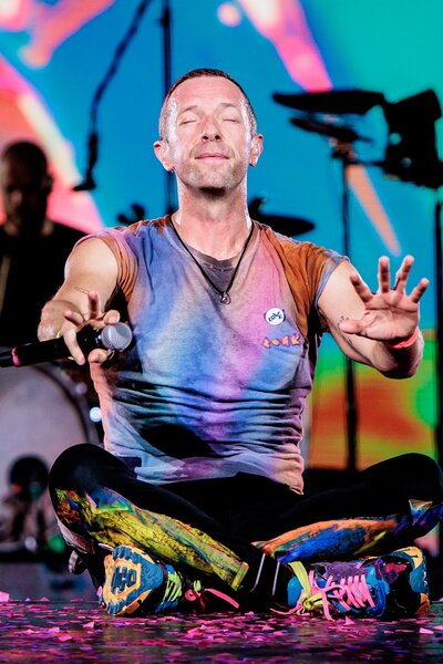 Budapesti koncertjei között a Duna-parton flangált a Coldplay énekese
