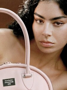 Charli XCX a svéd Acne Studios arca lett