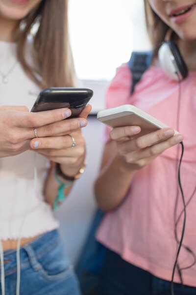 Cipősdobozok és kitiltott készülékek, 45 perces sorbanállás a tanítás végén: így telt az első telefonmentes hét az iskolákban 