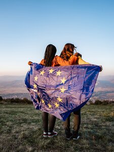 Csillagos zászló, uniós pénzek, roaming és könnyű utazás – Életünk részei, de valóban is ismerjük az Európai Uniót?