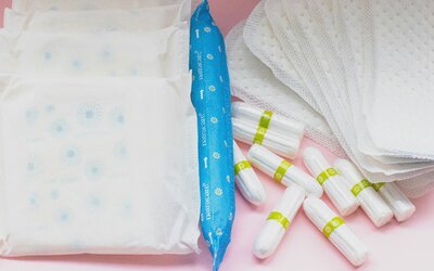 Csökkentett árú intim termékekkel veszi fel a harcot a menstruációs szegénységgel az egyik legismertebb áruházlánc