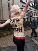 Csupasz női mellek, amikor politikai tiltakozásra használják őket – A Femen mozgalom és Okszana Sacsko története
