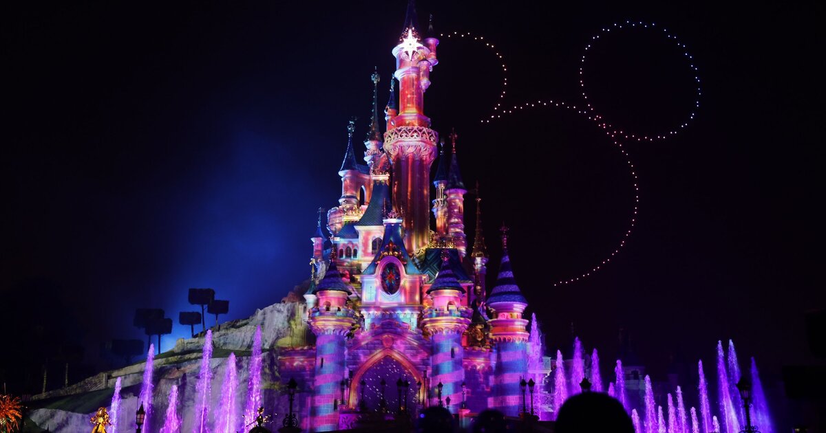 Disneylandben tartott esküvő miatt nyomoz a rendőrség, amin egy 9 éves ukrán kislány alakította a menyasszonyt