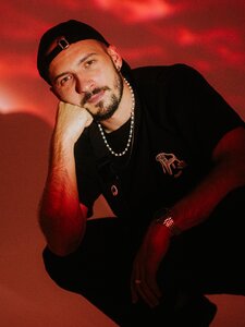 Droppolt Bongor új lemeze: az EXTÁZIS a józanság és önismeret legmélyebb bugyraiba vezet