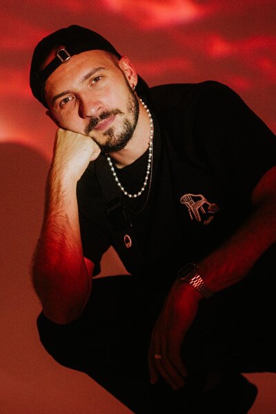 Droppolt Bongor új lemeze: az EXTÁZIS a józanság és önismeret legmélyebb bugyraiba vezet