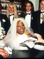 Durván megelőzte a korát Dennis Rodman, a '90-es évekbeli NBA-játékos, aki az androgün férfidivat úttörőjévé vált
