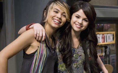 Eddig csak sejtettük, de igaz: Selena Gomez karaktere biszexuális
