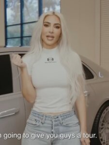 Egy amerikai művészeti alapítvány pert indít Kim Kardashian ellen, amiért azt állította, hogy tőlük vette az asztalait