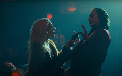 Egy bolond kettőt csinál: Joaquin Phoenix és Lady Gaga egymásba habarodik a Joker 2 előzetesében